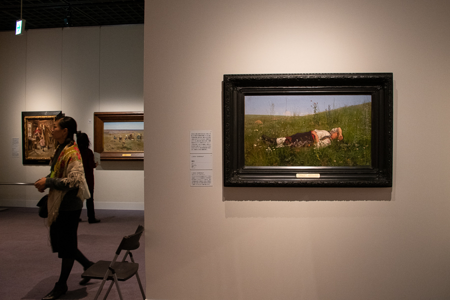 展示風景。右手はニコライ・クズネツォフ《祝日》1879年。 (C) The State Tretyakov Gallery