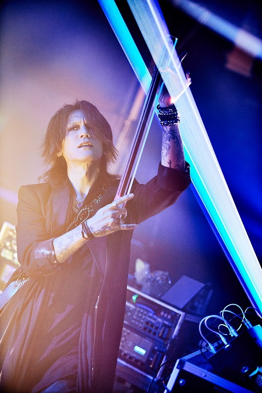 モジュラーシンセサイザーを手にしたSUGIZO Photo by Keiko Tanabe