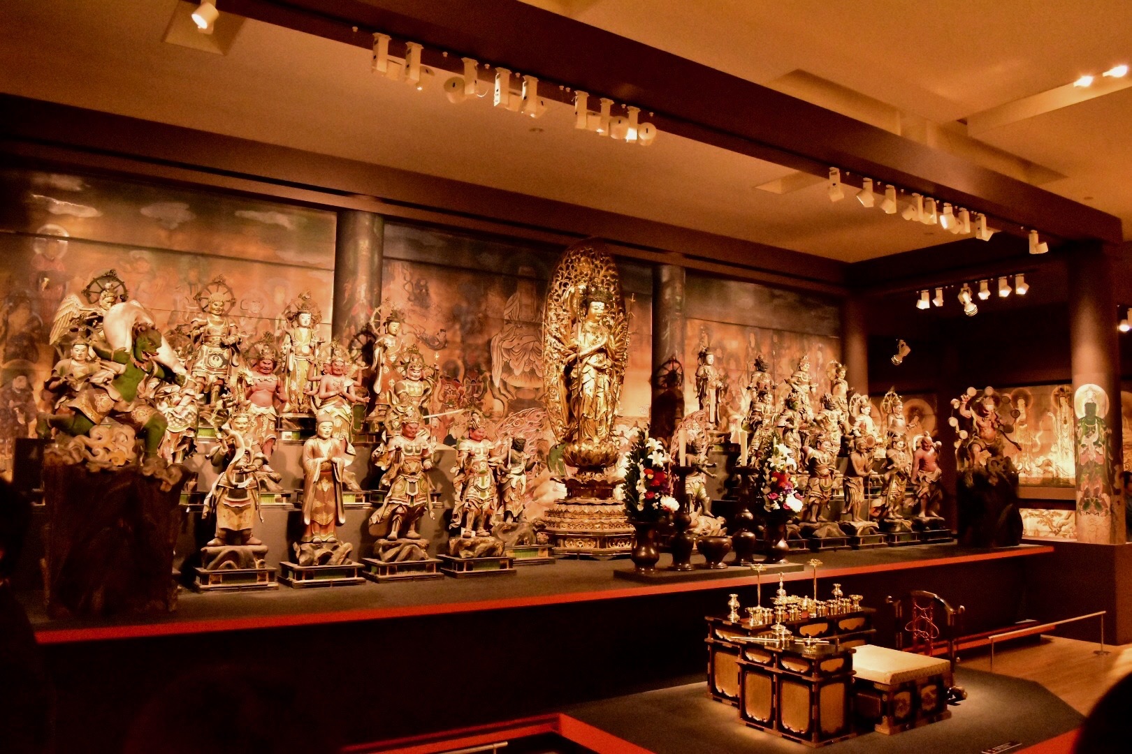 仁和寺　観音堂の再現コーナーに展示されている33体の仏像