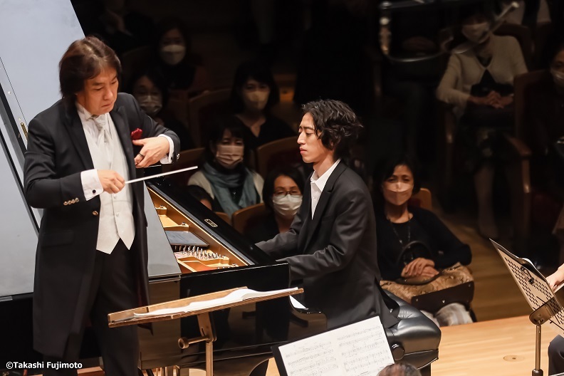 トーマス・アデス「ピアノと管弦楽のための協奏曲」（日本初演）で共演した指揮者 飯森範親とピアニスト角野隼斗 　　(C)Takashi Fujimoto