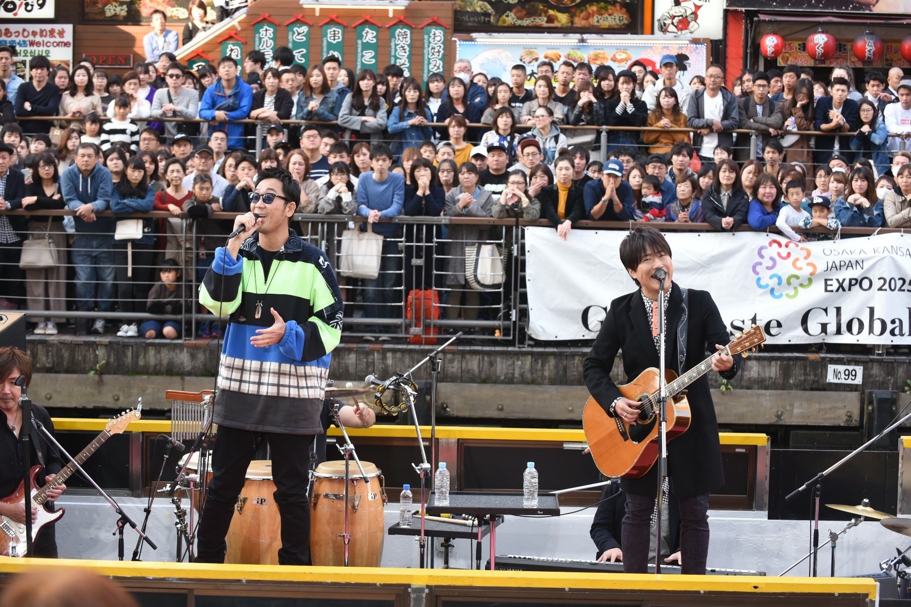 コブクロが大阪 道頓堀で船上ライブを敢行 5 000人が ベストヒット歌謡祭 公開収録につめかける Spice エンタメ特化型情報メディア スパイス