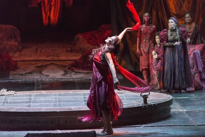 オスカー・ワイルドの耽美的、退廃的な戯曲をR.シュトラウスがオペラ化　スキャンダラスな傑作『サロメ』を上演