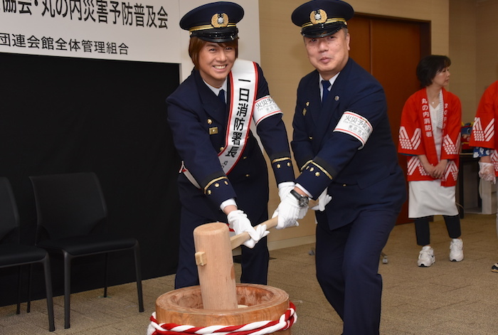 最初に、丸の内1日消防署長の浦井健治（左）と、佐藤睦・丸の内消防署長が餅をついた