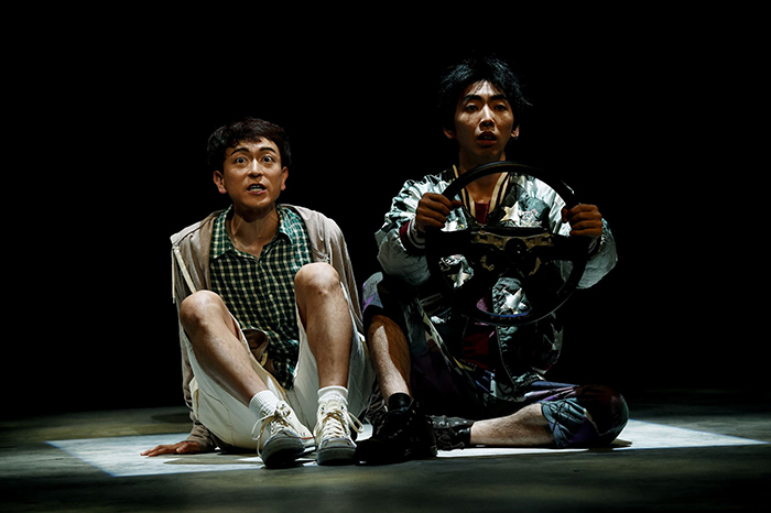 左：篠山輝信  右：柄本時生 （世田谷パブリックシアター『チック』 撮影：細野 晋司）