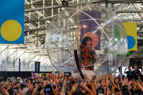 水曜日のカンパネラ（Photo by Kevin Frates）