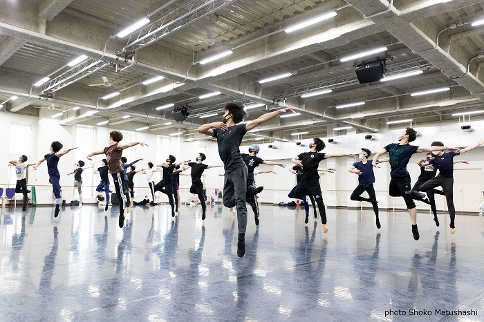 バレエ作品では珍しく、 男性の群舞が活躍