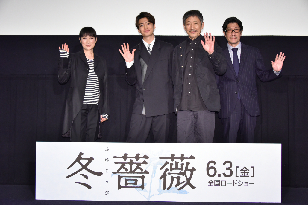 左から、余貴美子、伊藤健太郎、小林薫、阪本順治監督