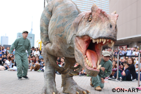 自立2足歩行恐竜によるライブショー「DINO-A-LIVE 超恐竜体験」 (c)ON-ART