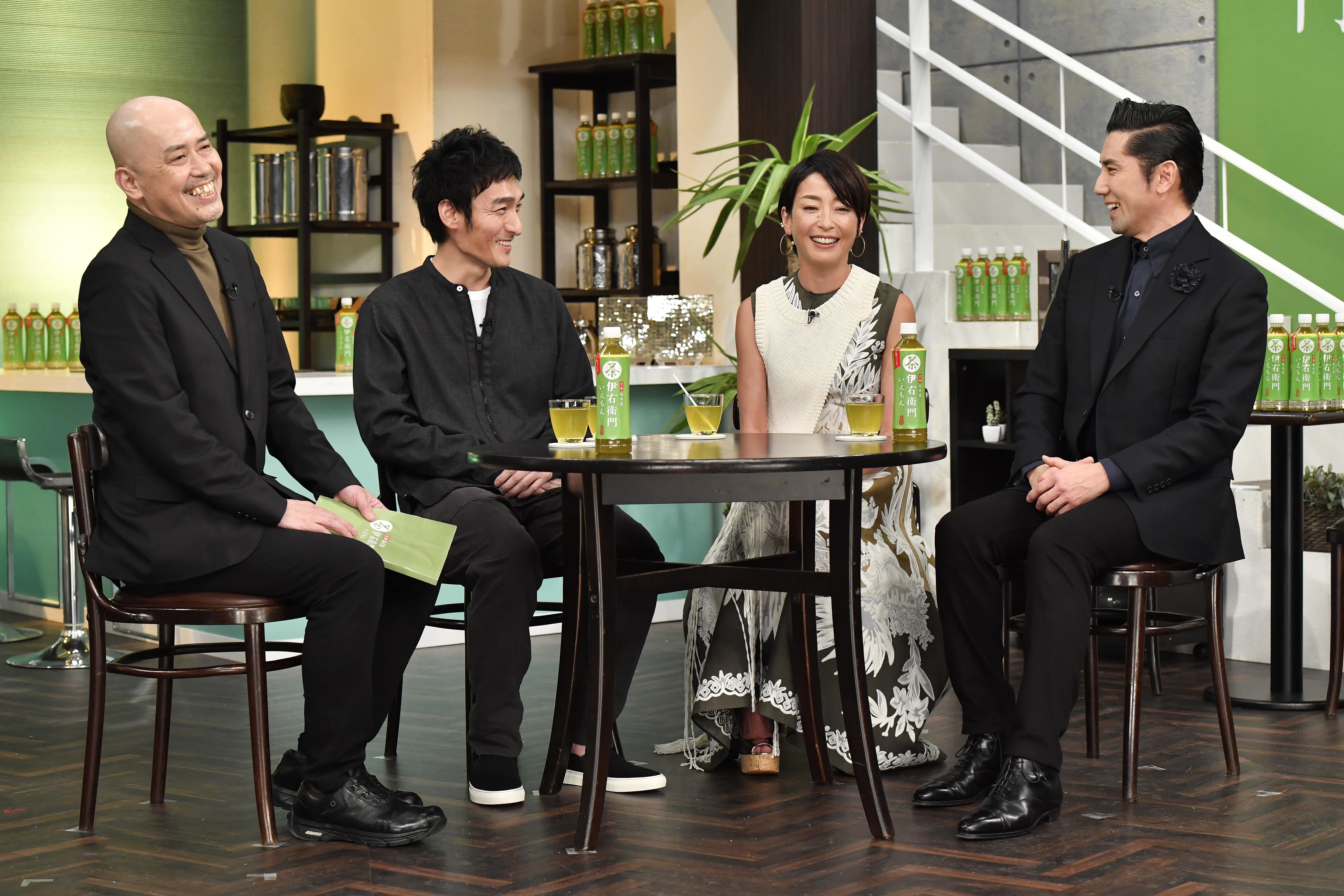 左から、中島信也監督、草彅剛、宮沢りえ、本木雅弘