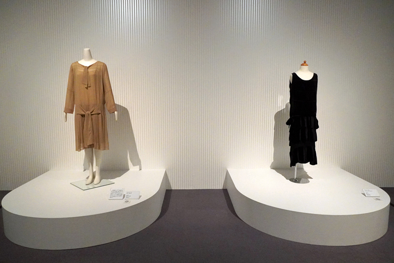 左：ガブリエル・シャネル《デイ・ドレス》1927年頃　シルククレープ　神戸ファッション美術館 右；ガブリエル・シャネル《イブニング・ドレス》1920-21年 ベルベット　桜アンティキテ