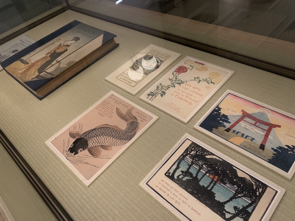 「日本美術友の会」からルイ・カルティエに宛てた晩餐会の招待状（複製）などが並ぶ