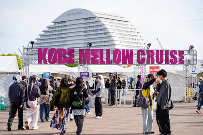 ヘッドライナー・Kvi Babaが神戸で魅せたピースフルな時間ーー新たに屋内ステージが加わった『KOBE MELLOW CRUISE 2025』DAY1レポート