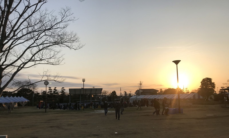 幸いにも天気に恵まれた海楽フェスタ。日が昇る朝6時から熱心な『ガルパン』ファンが陣取り始めていた。