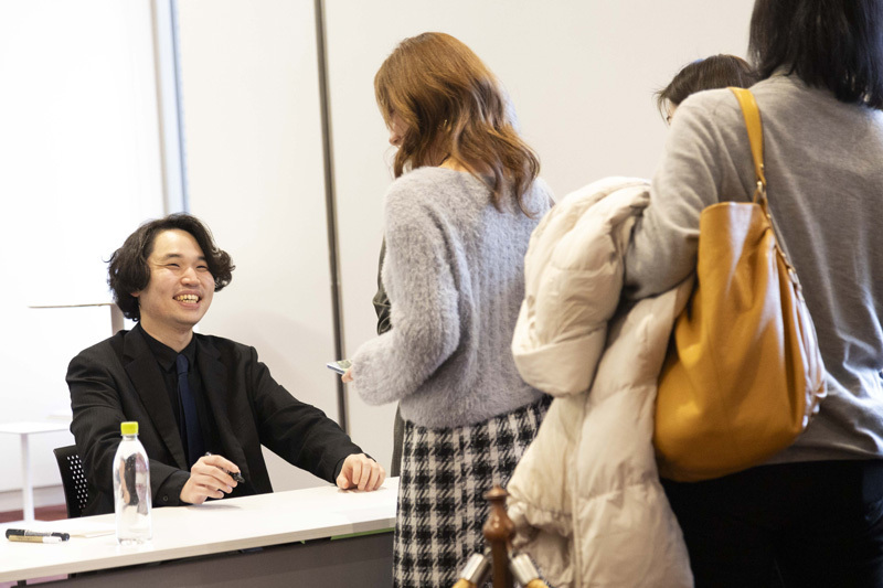 終演後のサイン会の模様