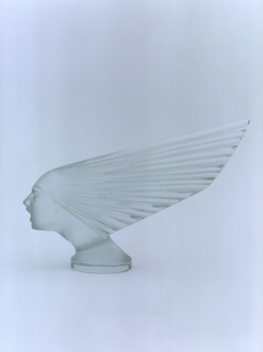 カーマスコット《勝利の女神》1928年　透明ガラス、プレス成形、サチネ