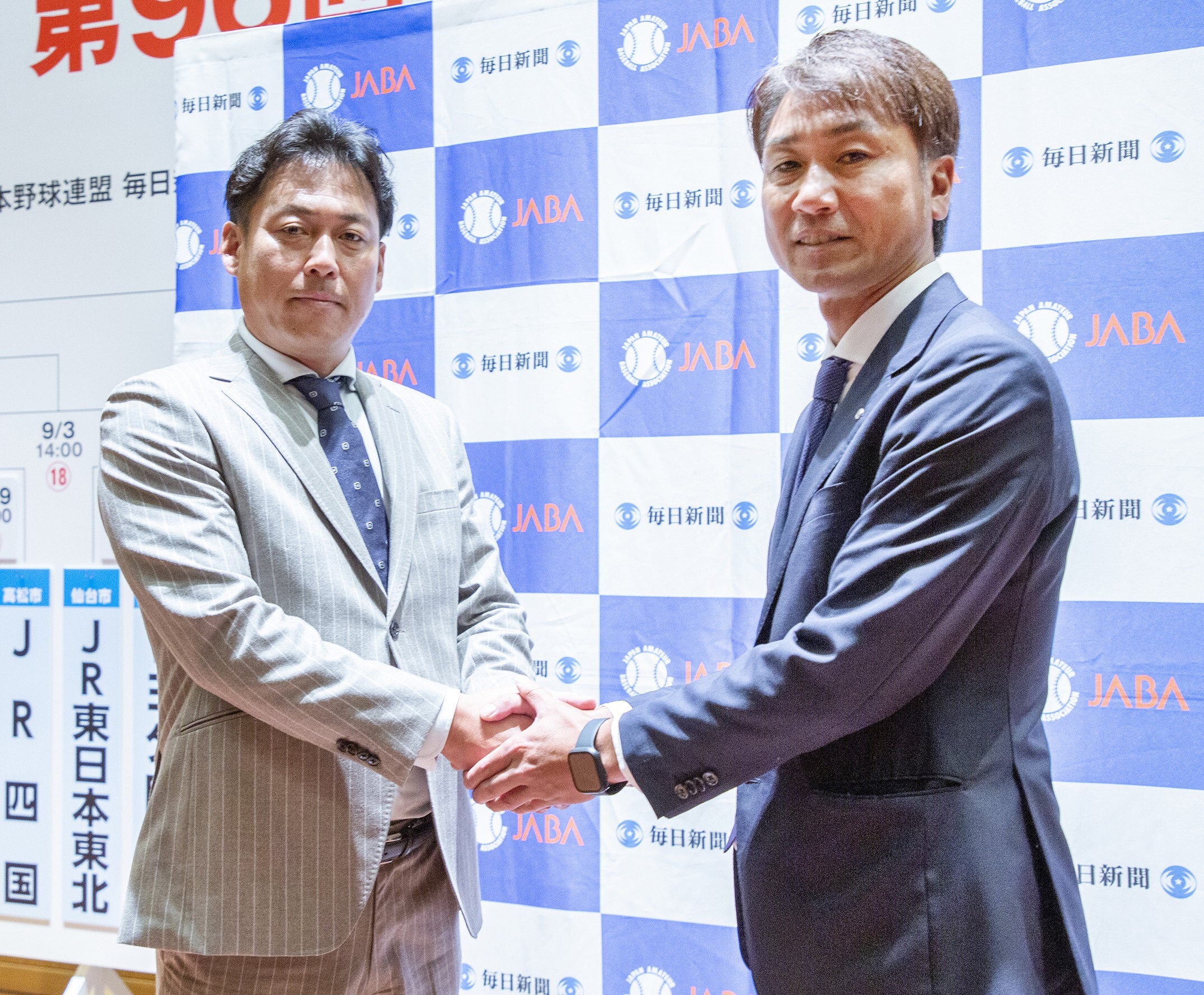 互いの健闘を誓って握手する三菱重工East：佐伯功監督（左）とNTT西日本：河本泰浩監督 ©︎さいとうりょうこ