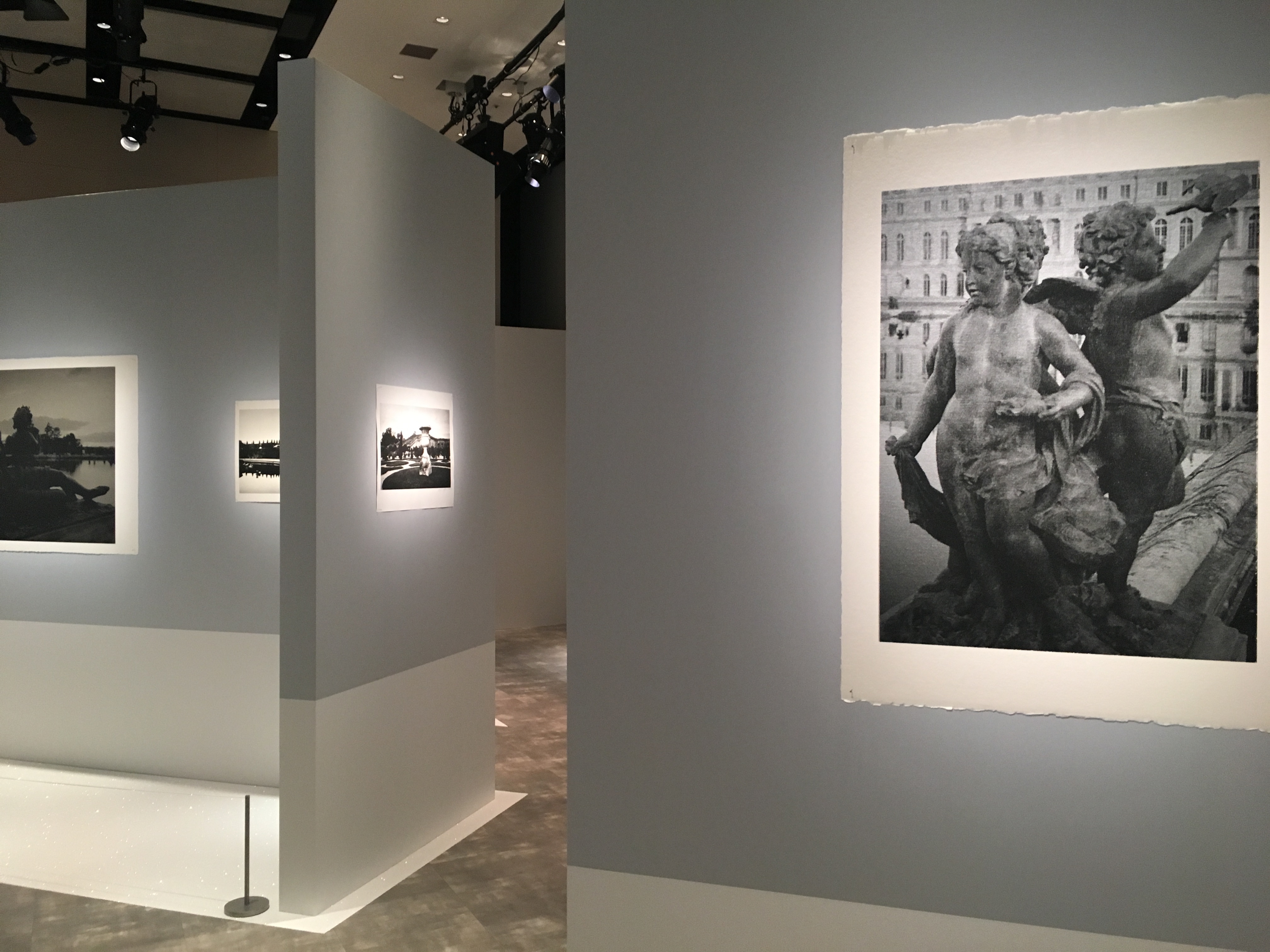 迷路のような展示会場