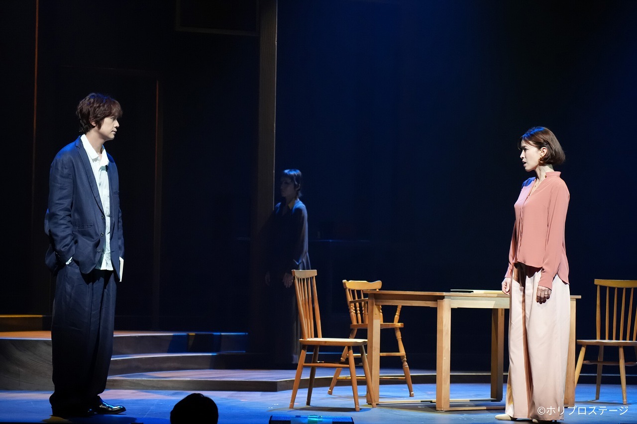 （左より）浦井健治（城戸章良役）、知念里奈（城戸香織役） 　　　　　　　　撮影：田中亜紀