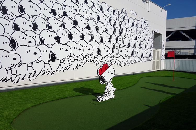屋上テラスにはスヌーピーと仲間たちがたくさん……！ (C) Peanuts Worldwide LLC