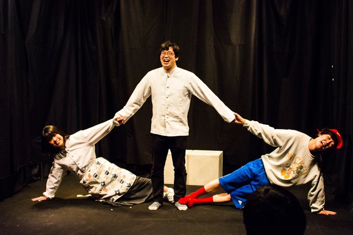 第七回公演「淫乱和尚の水色腹筋地獄」改め「西口直結！阿闍梨餅展示ブース」  （撮影：塚田史香）