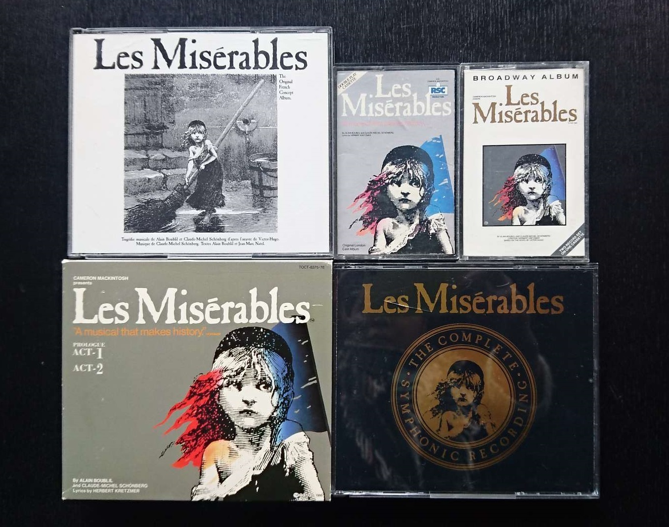 （左上から時計回りに）原型となったフランス版のCD、ロンドン版とブロードウェイ版のカセット、1988年に録音されたインターナショナルキャスト盤、1994年日本版のCD
