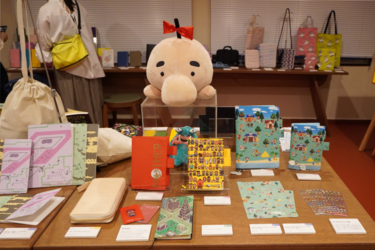 会場では、『MOTHER』シリーズでおなじみのどせいさんが手帳を見守っていた。なお、どせいさんの下にいる緑のモンスターは『MOTHER2』に登場する敵、ゲップー。 (C)SHIGESATO ITOI/Nintendo
