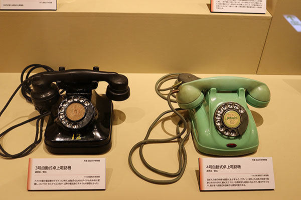 左がアメリカ製に倣った初期の電話。右の電話では、受話器部分が日本人の顔に合わせられた形になっている