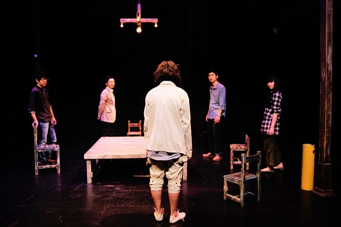 ナントカ世代第14回公演『その十字路の先を右に曲がった。』（2013年）より。