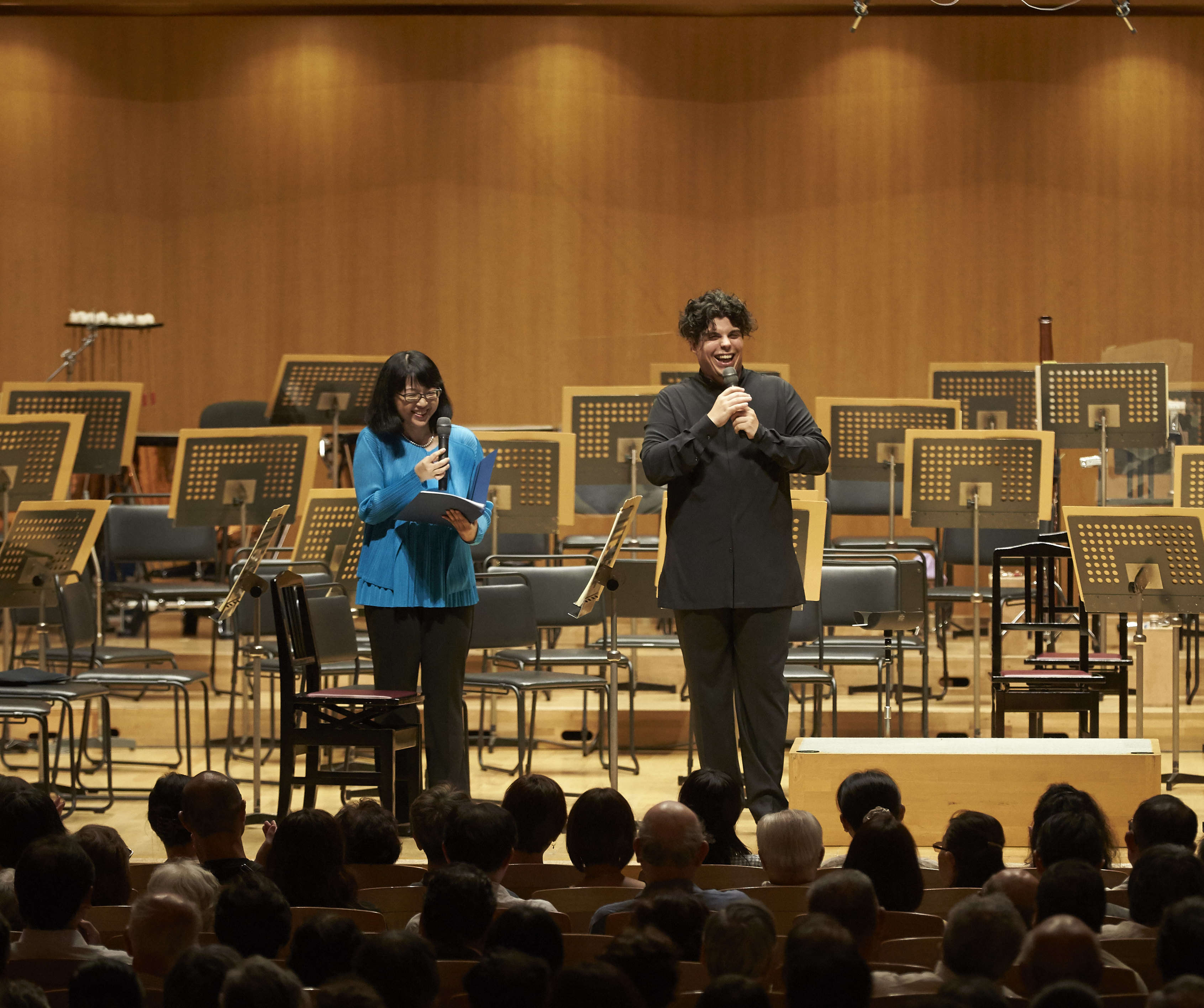 通訳の井内美香さんとの呼吸もばっちり、楽しいトークは時間を忘れさせた (C)上野隆文