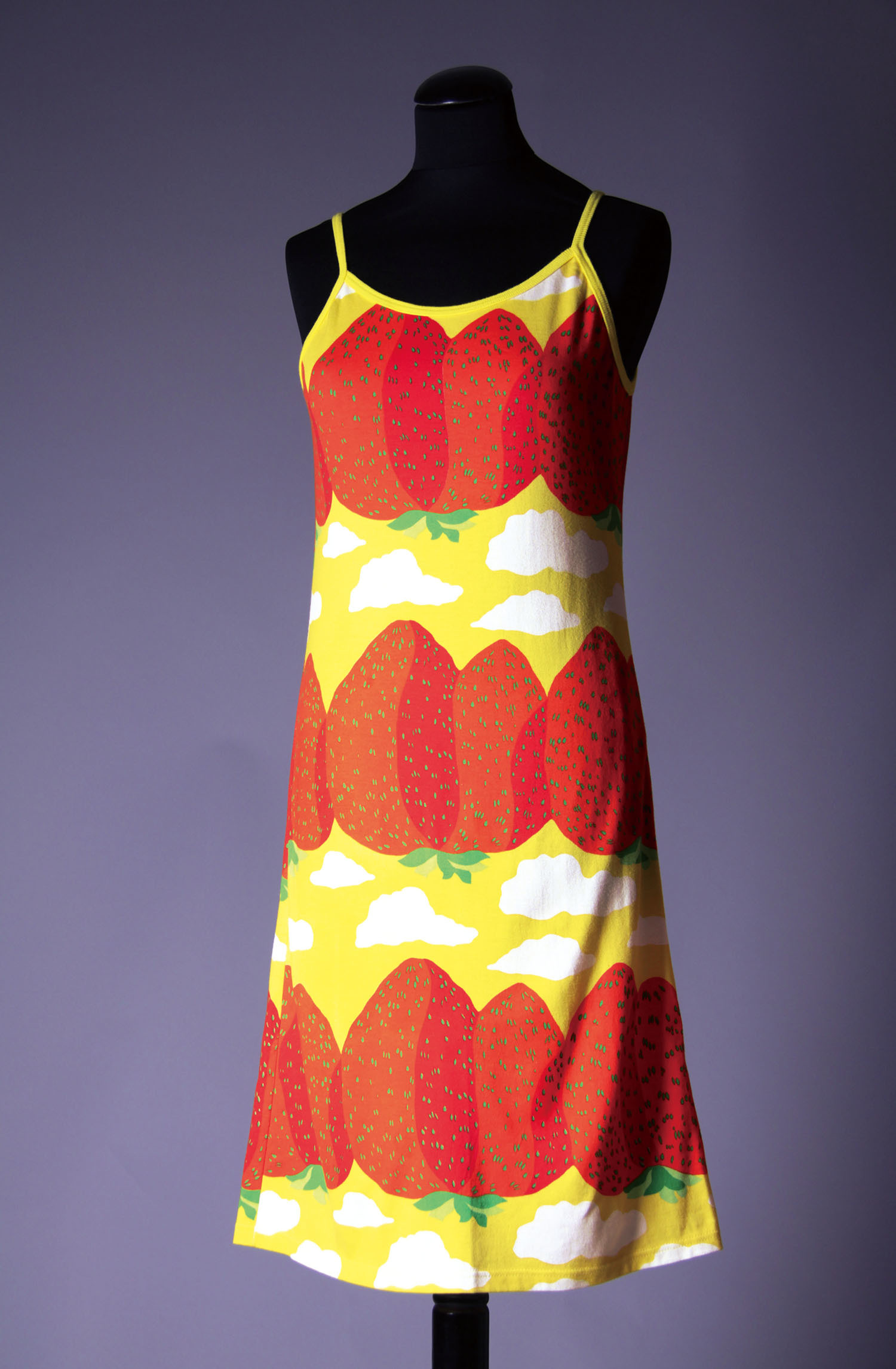ドレス、服飾デザイン：ミカ・ピーライネン、2001年　 ファブリック≪マンシッカヴオレト≫（イチゴの山々）、図案デザイン：マイヤ・イソラ、 1969年　Design Museum / Harry Kivilinna