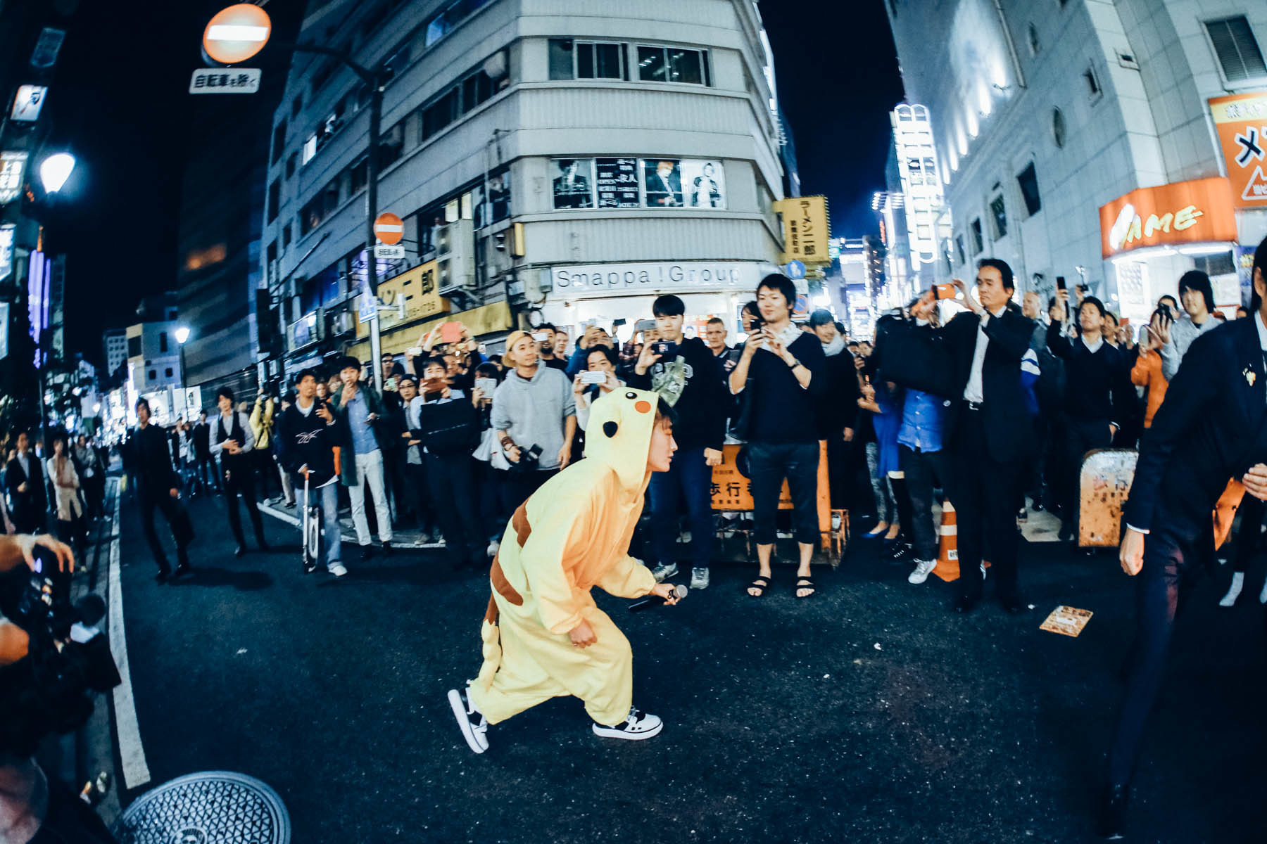 水曜日のカンパネラ Chim Pomの展示会に飛び入り参加 ピカチュウコムアイ 姿で歌舞伎町を練り歩く Spice エンタメ特化型情報メディア スパイス