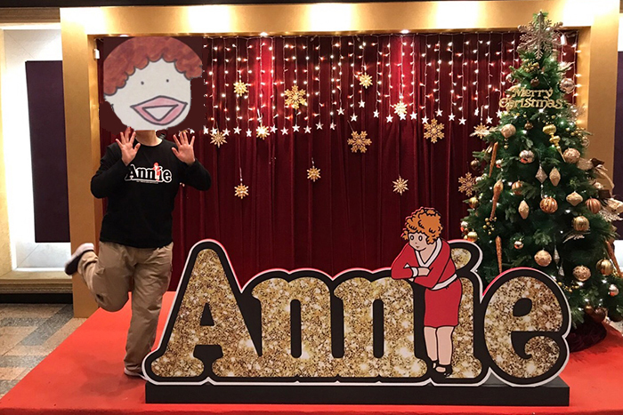 振付がめっちゃ可愛いのでマネする筆者 　（世宗文化会館 大劇場ロビー）