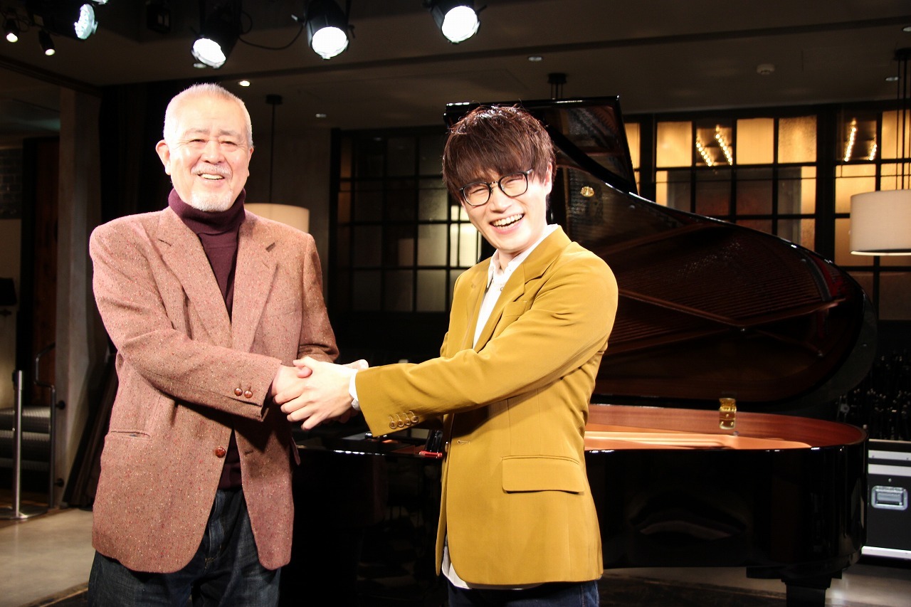 株式会社イープラスと「エージェントビジネス」契約を結んだピアニストの石井琢磨（写真右）と同社の橋本行秀代表取締役会長