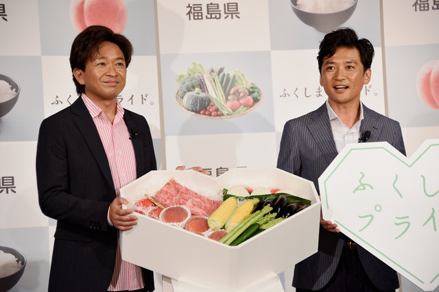 福島県の生産農家から農産物を贈られた城島茂（左）、国分太一（右）。