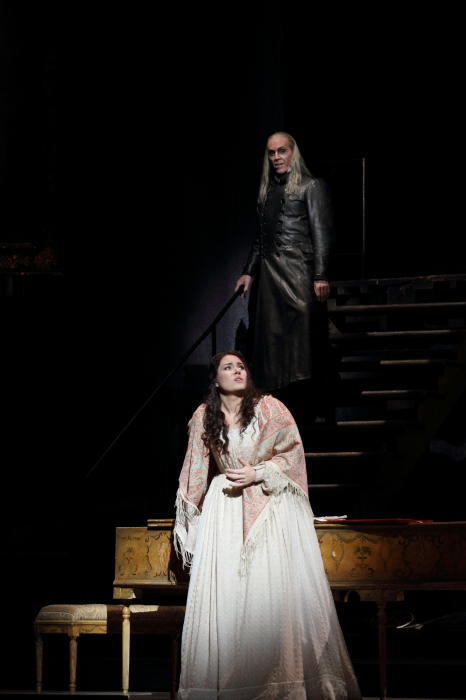 THOMAS HAMPSON AS THE FOUR VILLAINS (MIRACLE), SONYA YONCHEVA AS ANTONIA (C) ROH. PHOTOGRAPHER CATHERINE ASHMORE