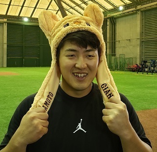 オカモンをかぶる岡本選手