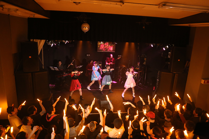 アンコールでUO（ウルトラオレンジ・ケミカルライト）を振る聴衆たち （写真撮影：飯盛 大）