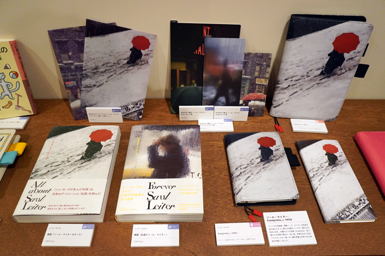 白い雪に黒い人影、真っ赤な傘。ソール・ライターの名作が手帳に。 Footprints, c. 1950 (C)Saul Leiter Foundation