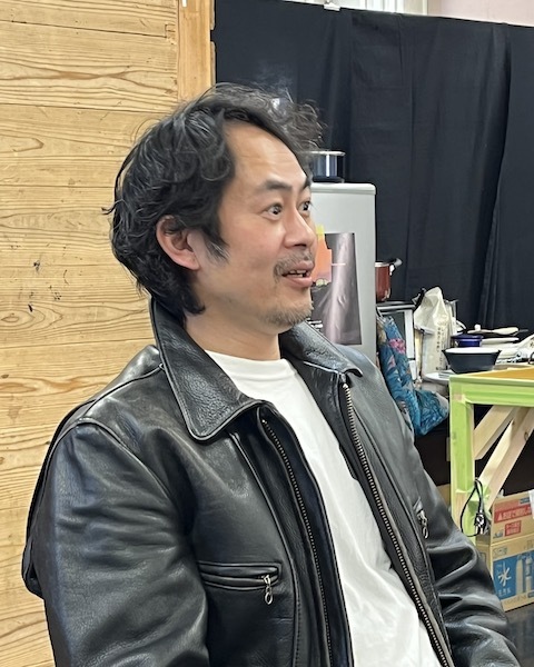 温泉ドラゴン公演『悼、灯、斉藤』、長男の倫夫（みちお）を演じる筑波竜一。