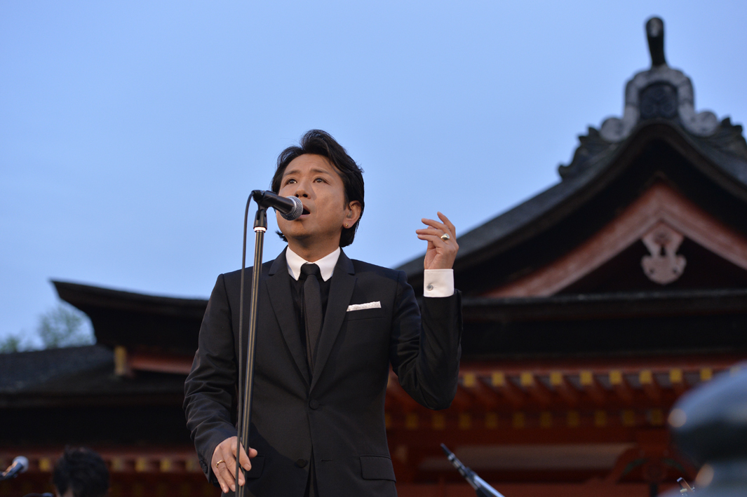 藤井フミヤ 満点の星空のもと厳島神社で奉納コンサート「神様の恩恵を 