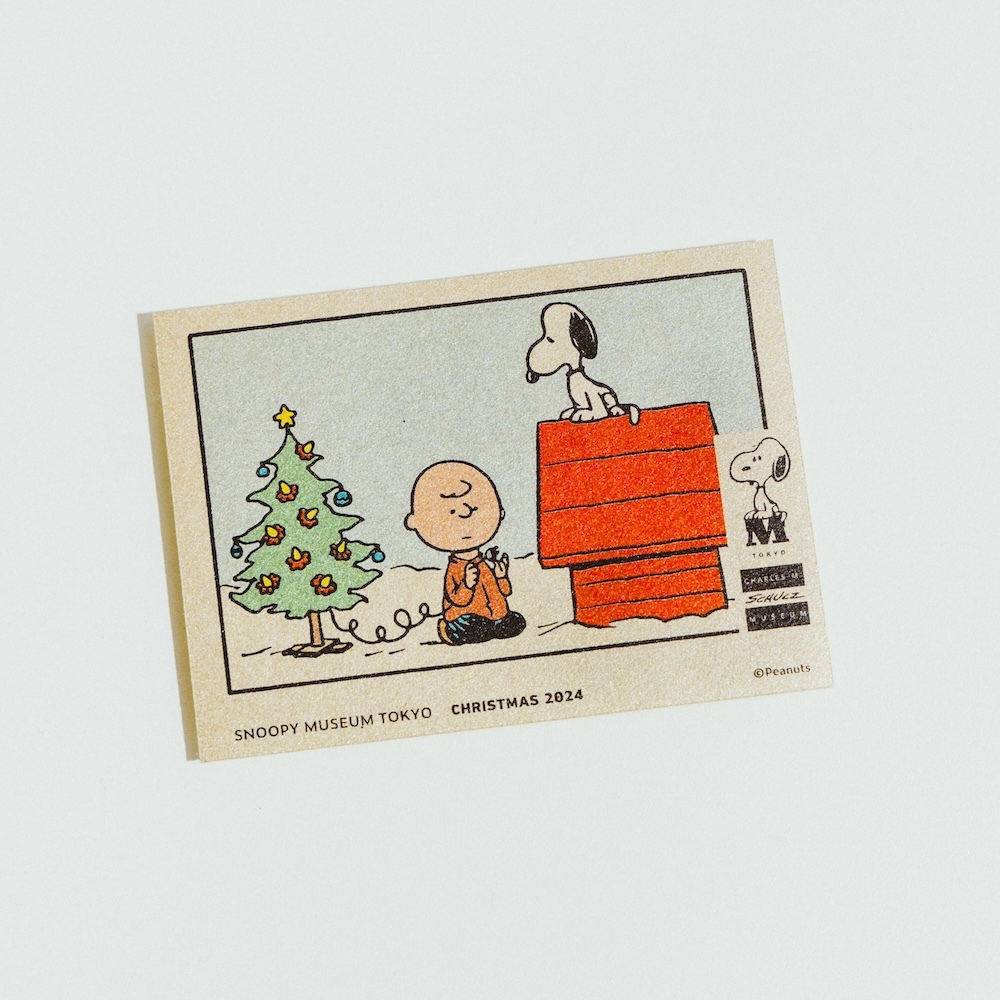 この時期限定の「スペシャルクリスマス・ステッカー」 (C) 2024 Peanuts Worldwide LLC