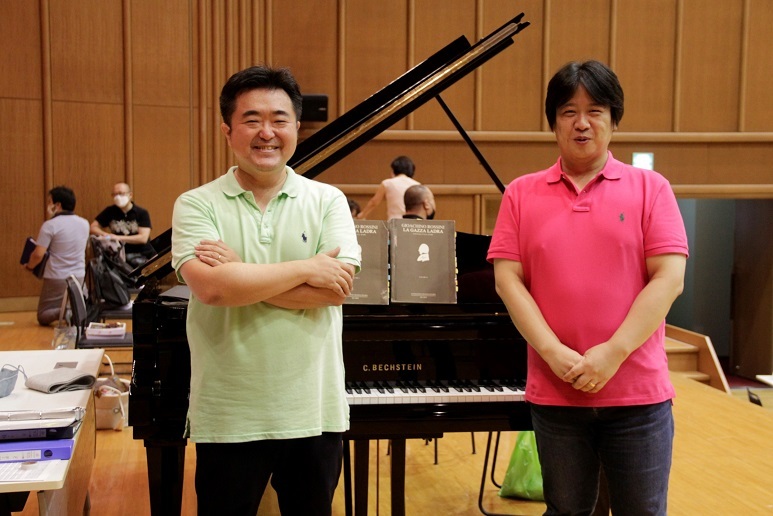 指揮者 園田隆一郎と青山貴 　写真提供：朝日新聞文化財団
