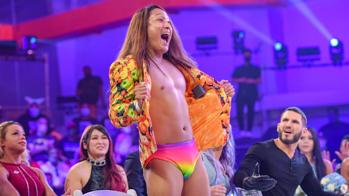 フルーツ柄ジャケットに身を包んだイケメン二郎が指輪ケースを取り出す (c)2021 WWE, Inc. All Rights Reserved