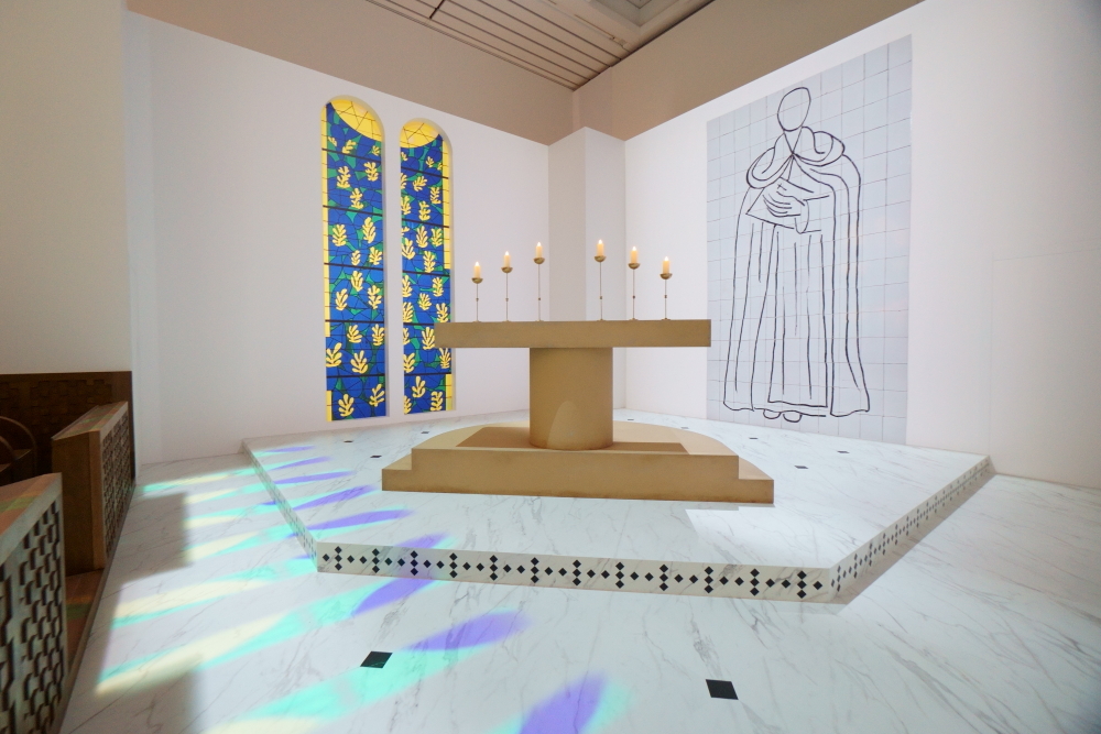 「ヴァンスのロザリオ礼拝堂」の内部の再現インスタレーション