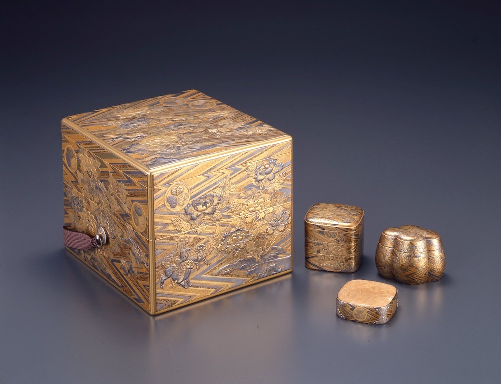 《綾杉地獅子牡丹蒔絵十種香箱》慶安2年(1649)　江戸東京博物館所蔵 （時代をつなぎ婚礼を寿ぐ調度）