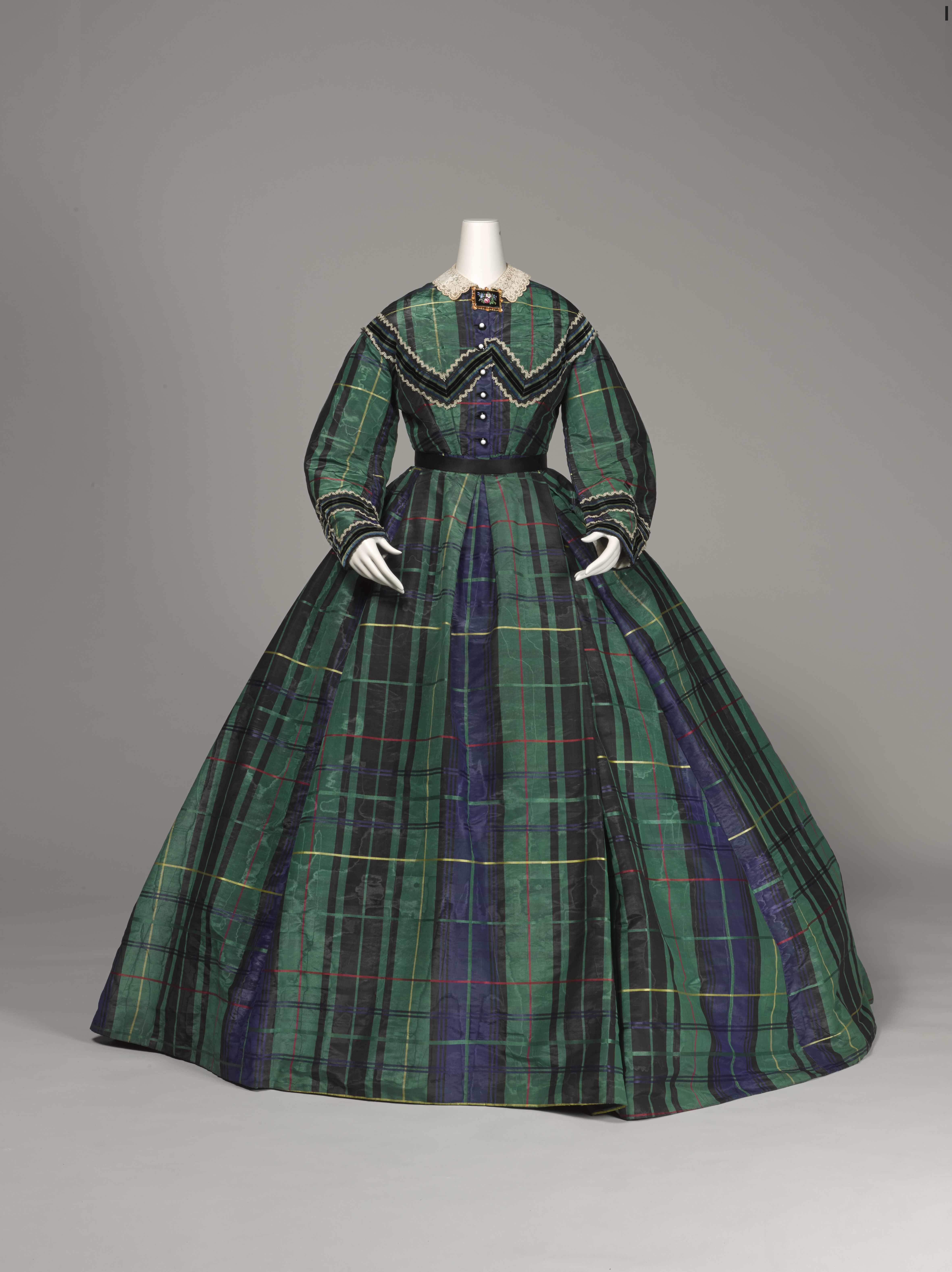 <アフタヌーンドレス> 1865年頃 神戸ファッション美術館蔵