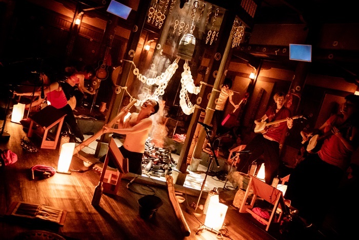 庭劇団ペニノ『蛸入道 忘却ノ儀』（2019年）＠ロームシアター京都　 ［撮影］井上嘉和　［提供］KYOTO EXPERIMENT事務局