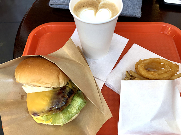 美味しいバーガーに舌鼓