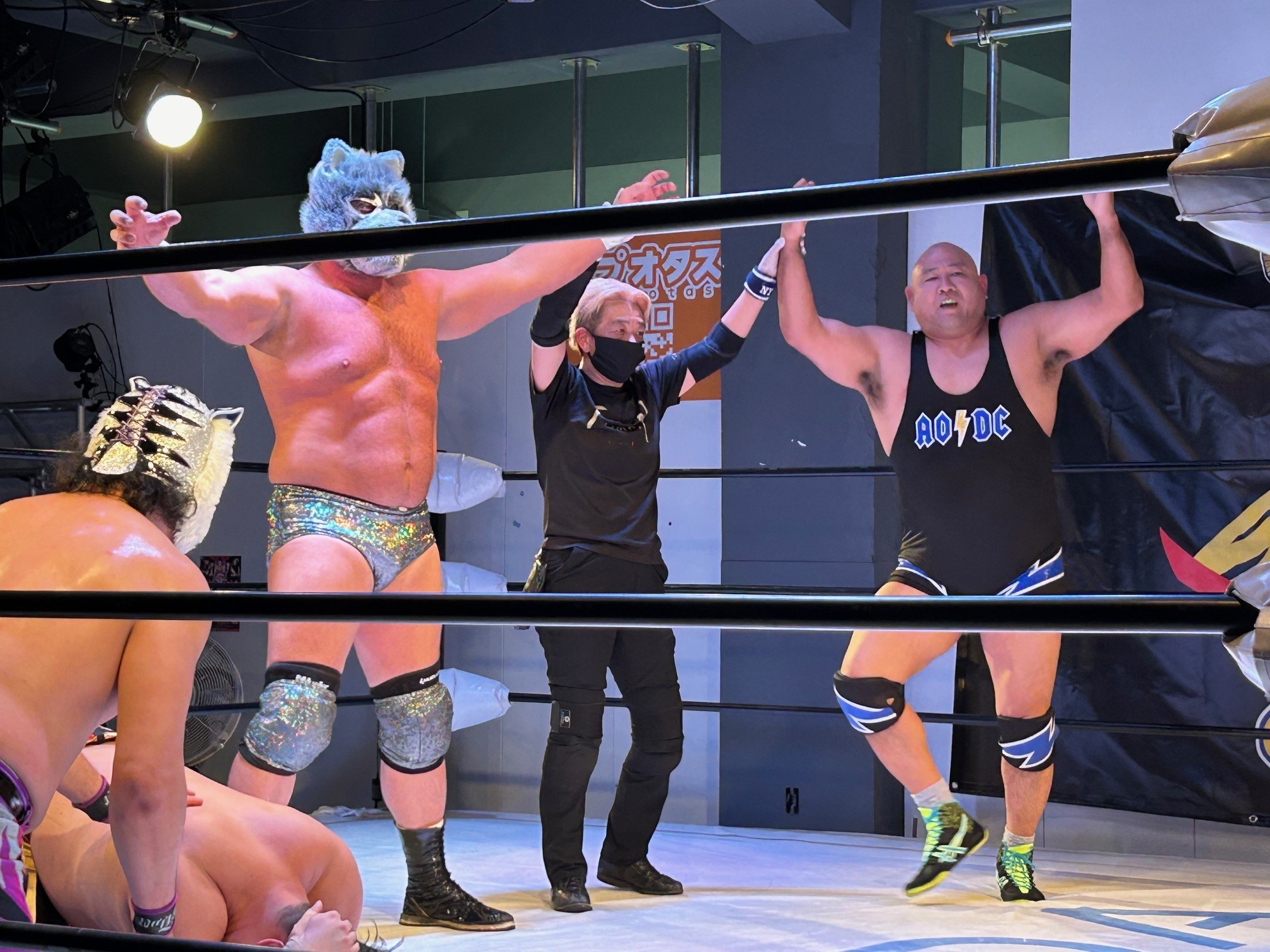 2月16日の前哨戦で間下隼人に勝利したアレクサンダー大塚（右）