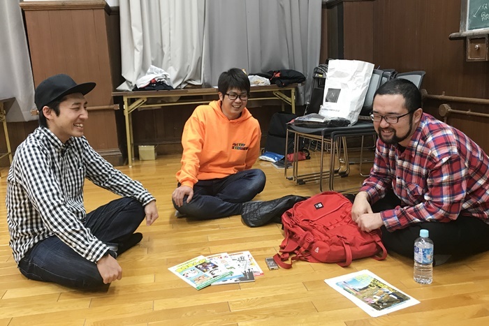 実際の「薄い本」を前にして語り合う男肉たち。 ［撮影］吉永美和子